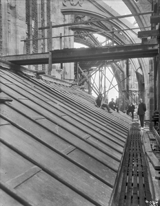 86665 Gezicht op de kap van de kooromgang, tijdens de restauratie van de zuidgevel van de Domkerk te Utrecht, met ...